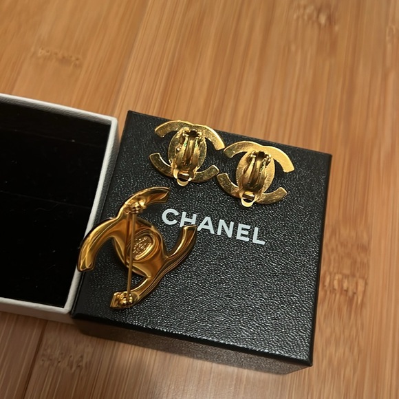Chanel turn lock earrings and brooch - Picture 8 of 13
